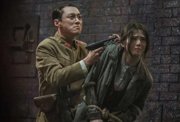 崔英俊在《京城怪物》扮演打造出異形怪物的日軍加藤。翻攝Netflix