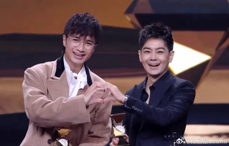 古巨基（左）32年前擔任娛樂主播時曾採訪林志穎，本月25日兩人在微博音樂盛典上再次同框。翻攝古巨基微博