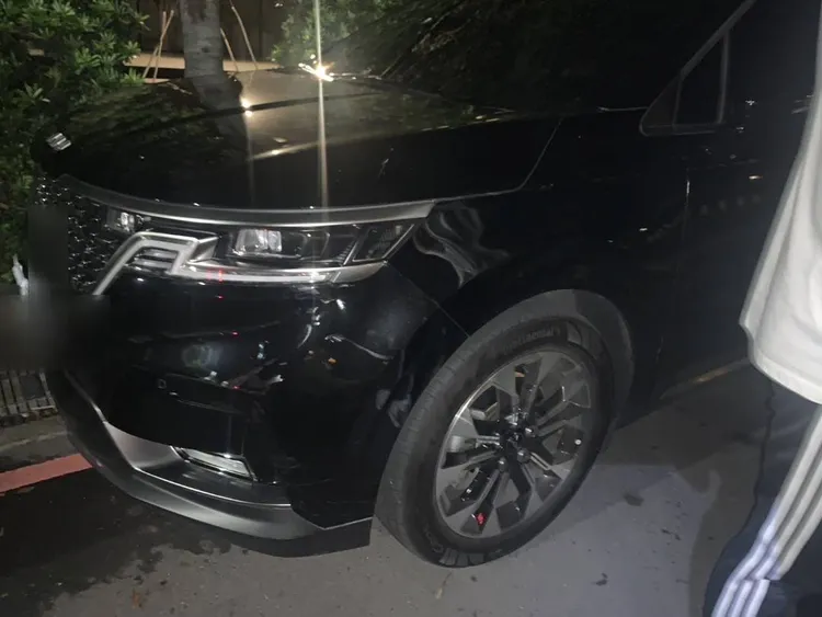 警方找到在路邊停車的莊男，車上有明顯凹陷，他還辯稱不知道撞到人。民眾提供