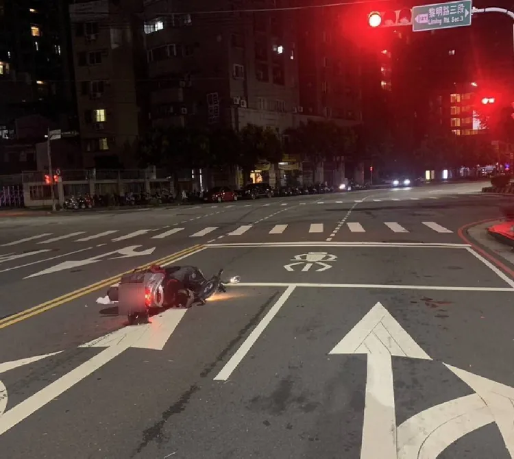 莊男紅燈右轉，與機車騎士發生擦撞，機車乘客右手骨折，莊男竟肇事逃逸。民眾提供