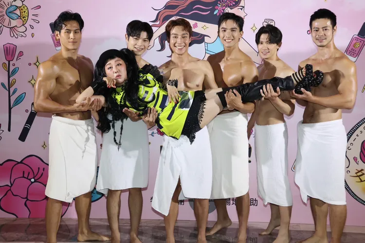 6位猛男舉起藍心湄。莊宗達攝