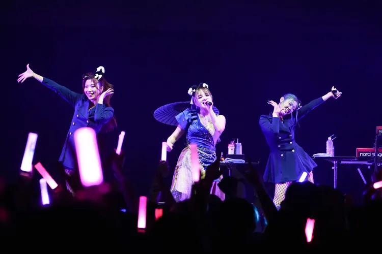 MARiA（中）戴上貓耳朵跳舞。好玩國際文化提供