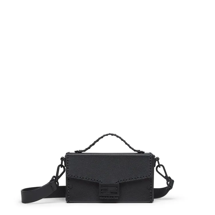 FENDI Selleria縫線工藝 Baguette Soft Trunk，9萬3400元。品牌提供