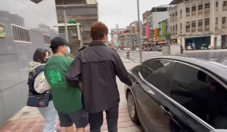 黎男與女友來台假觀光收國際毒品包裹，背後指使者是香港黑幫「和勝和」。翻攝畫面