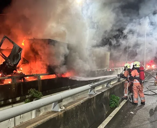 網購者哭哭!滿載蝦皮貨品大貨車起火燃燒 駕駛跳車逃生躲一劫