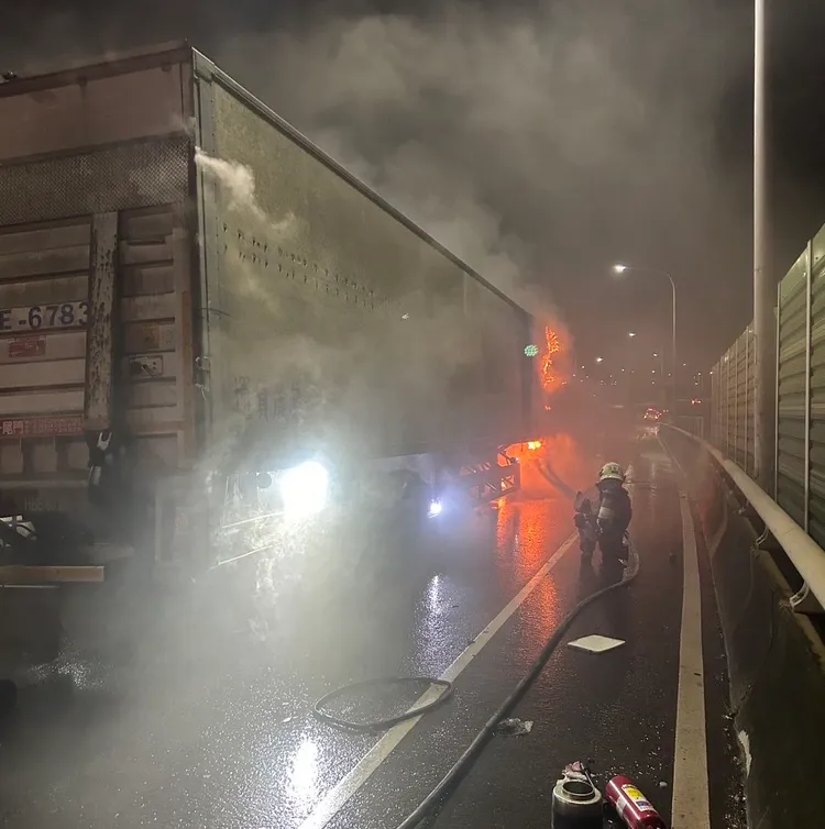 警消灌救。新竹市消防局提供