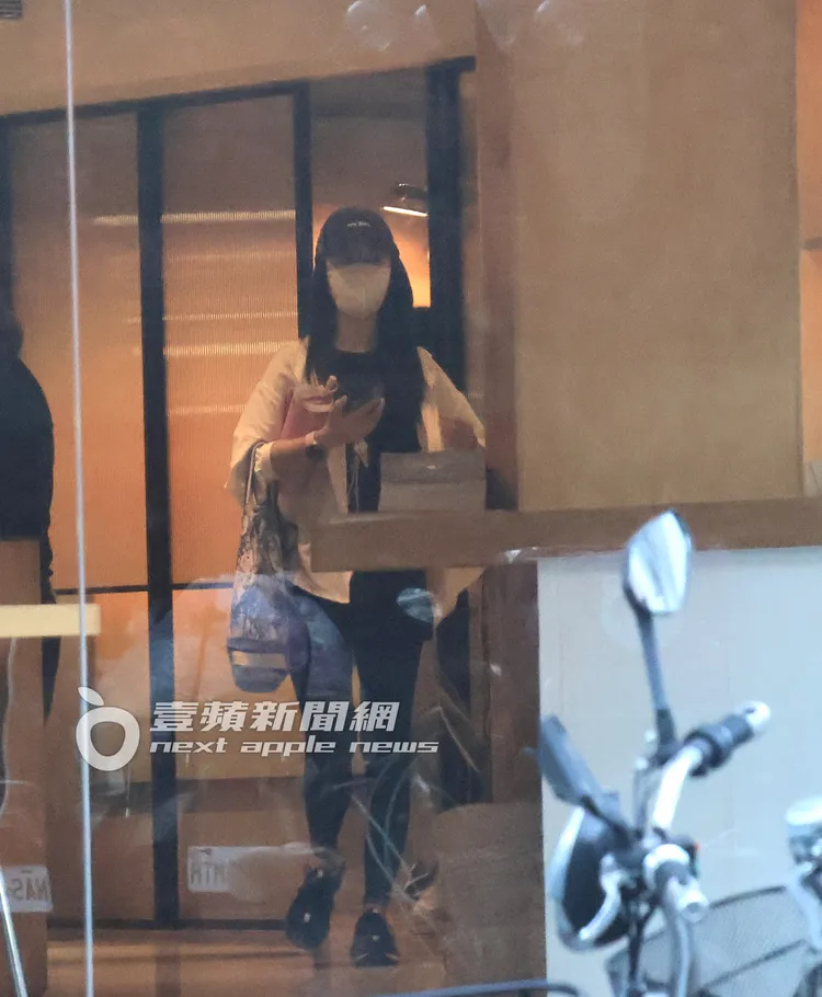 過一會後，林心如拿著水壺及包包從包廂走出。特勤中心攝