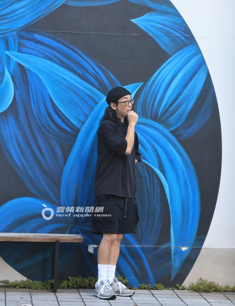 陳意涵的導演老公許富翔從包廂走出抽菸。特勤中心攝