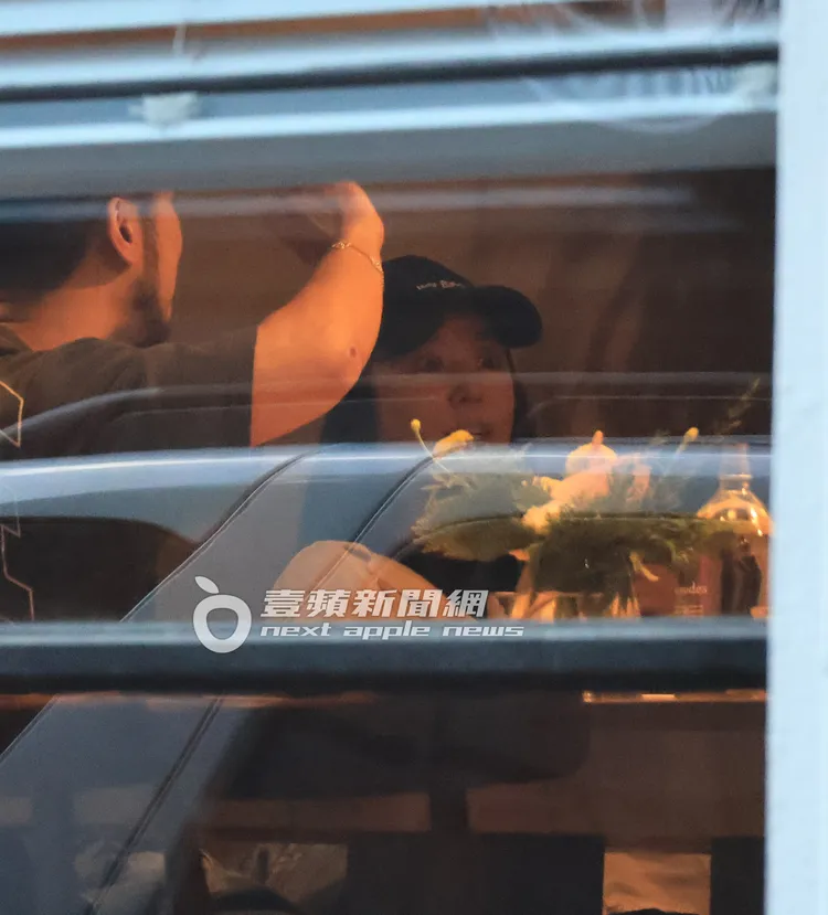 同時間，林心如（右）聊天時突然露出驚訝神情。特勤中心攝