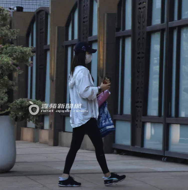 林心如當天打扮休閒，拿起手機感應好大門後返家。特勤中心攝