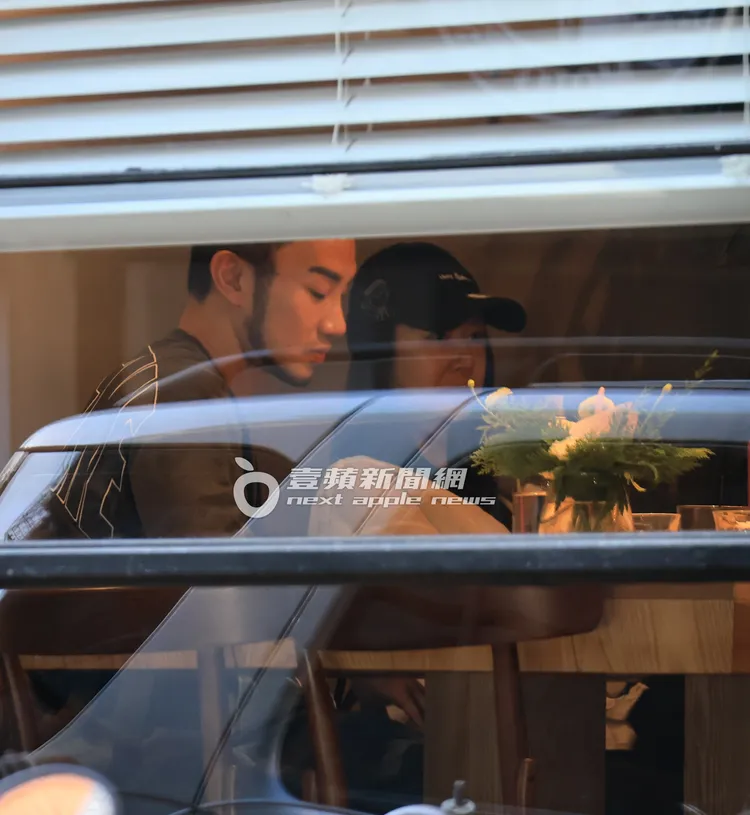 林心如（右）與數名友人在民生社區共享下午茶。特勤中心攝