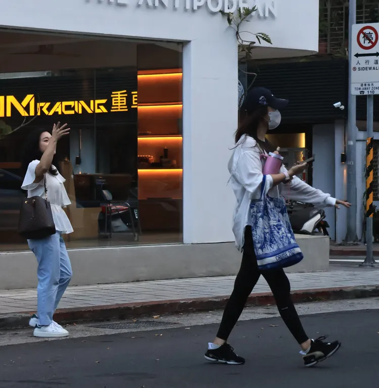 林心如與女友人道別後準備上車。特勤中心攝