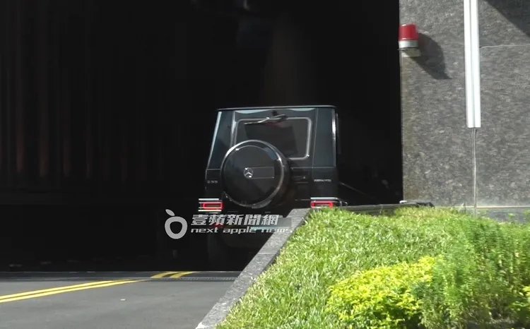 胡瓜與丁柔安坐著要價600萬起黑色賓士休旅車G55，開往內湖TVBS電視台停車場。特勤中心攝