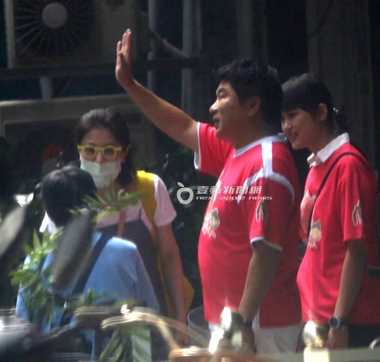 胡瓜與其他友人揮手道別，丁柔安緊跟在旁。特勤中心攝