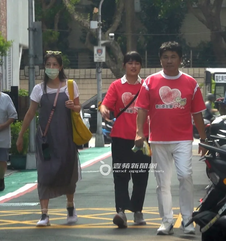 胡瓜（右）與丁柔安（左）及工作人員走向停在一旁車位的賓士座駕。特勤中心攝