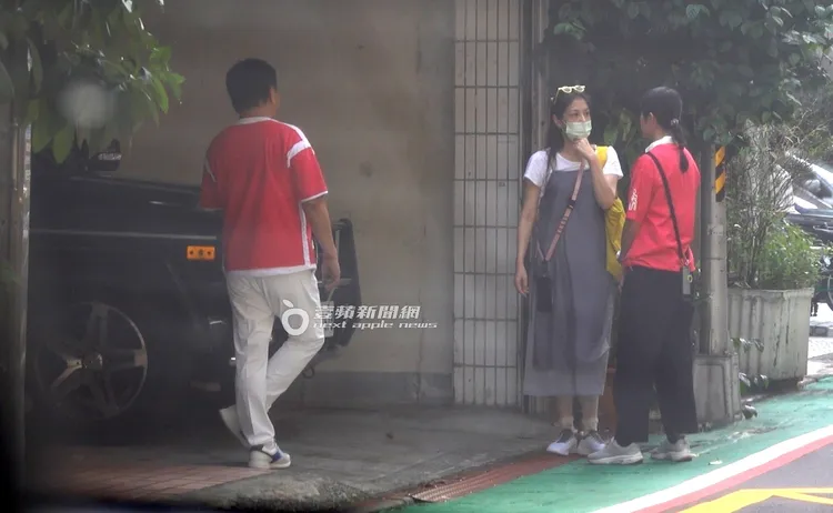 胡瓜（左）單腳站立在座駕旁，丁柔安（中）則與工作人員寒暄道別。特勤中心攝