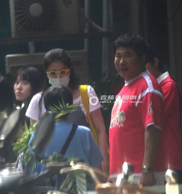 丁柔安與長輩寒暄，胡瓜不時轉頭查看自己座駕方向。特勤中心攝