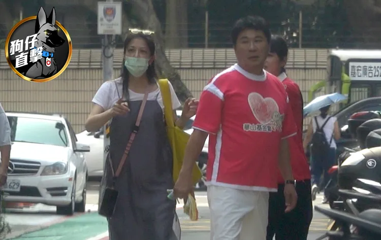 胡瓜（右）出席華山基金會公益活動，老婆丁柔安跟在一旁幫忙打理事務。特勤中心攝