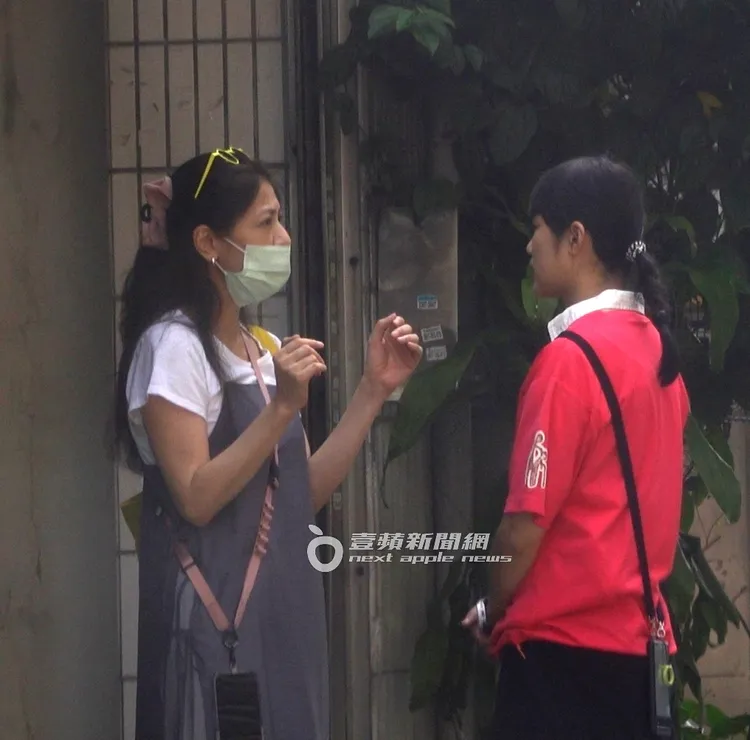 丁柔安（左）與工作人員聊到比手畫腳相當認真。特勤中心攝