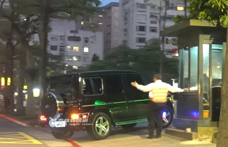 傍晚6點半，胡瓜的座駕從電視台停車場駛出，一路緩慢開回信義計畫區的豪宅。特勤中心攝