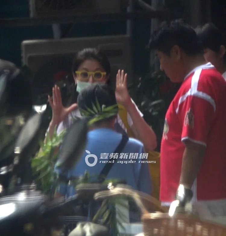 丁柔安活潑將雙掌放置臉頰旁擺動，逗長輩開心。特勤中心攝