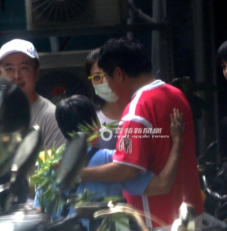 胡瓜（右）與長輩在門口閒聊，互相拍背打招呼握手，相當親民。特勤中心攝