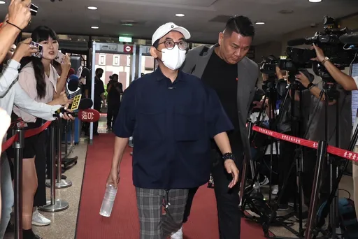 黃子佼被控跨坐性侵「17歲泳裝女模」　獲不起訴處分