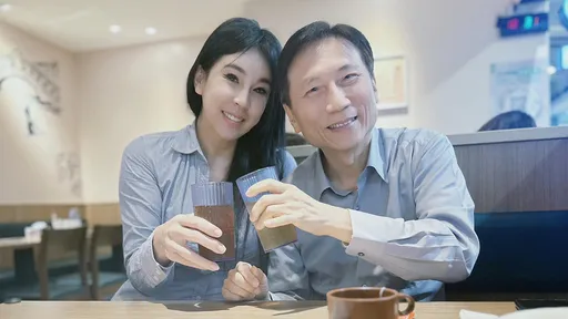 钟小平揭她传美照恭贺新禧 曾姸洁公布对话「难道问候你祖宗十八代」
