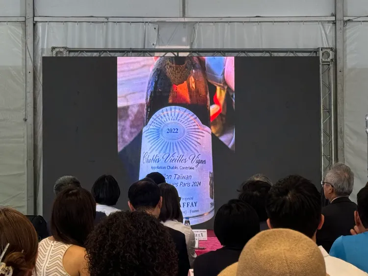 法籍夥伴將「台灣館」字樣印在酒瓶上贈台灣團隊。記者張綵茜攝