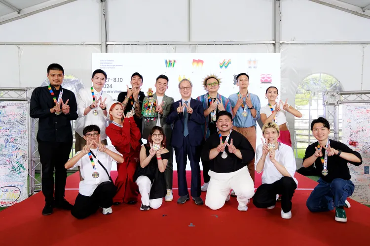 文化部長李遠贈紀念獎牌予文化奧運台灣館的團隊。文化部提供