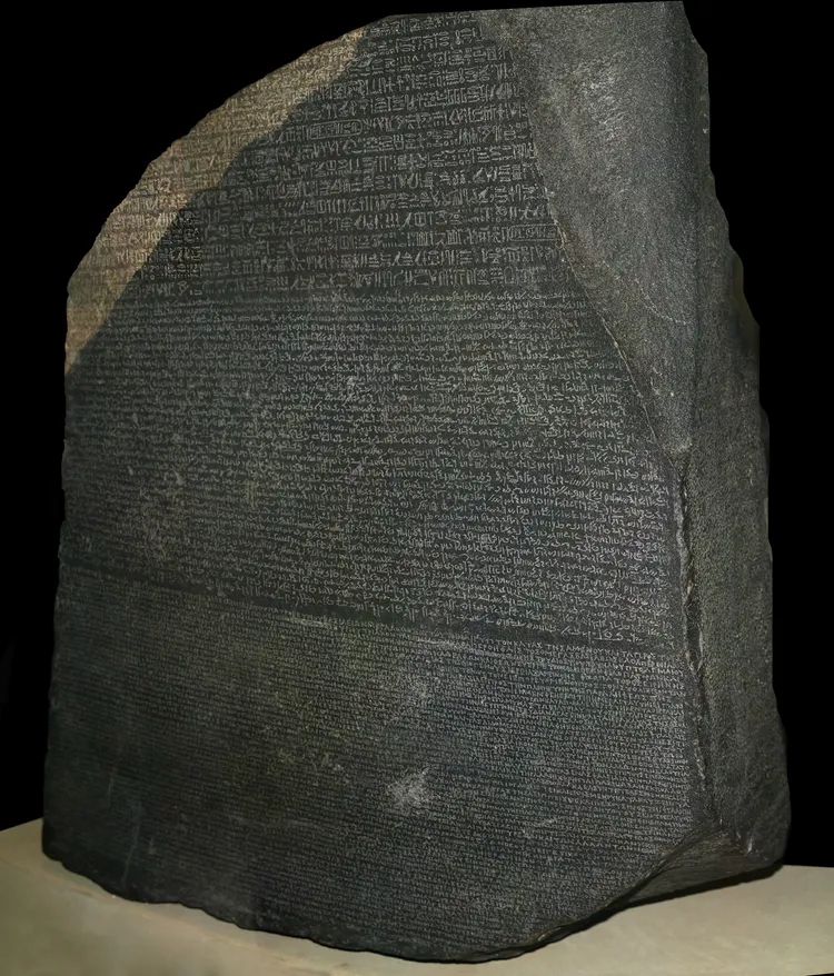 羅塞塔石碑。翻攝wiki/Rosetta Stone