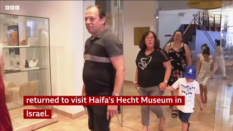 男童一家人。BBC