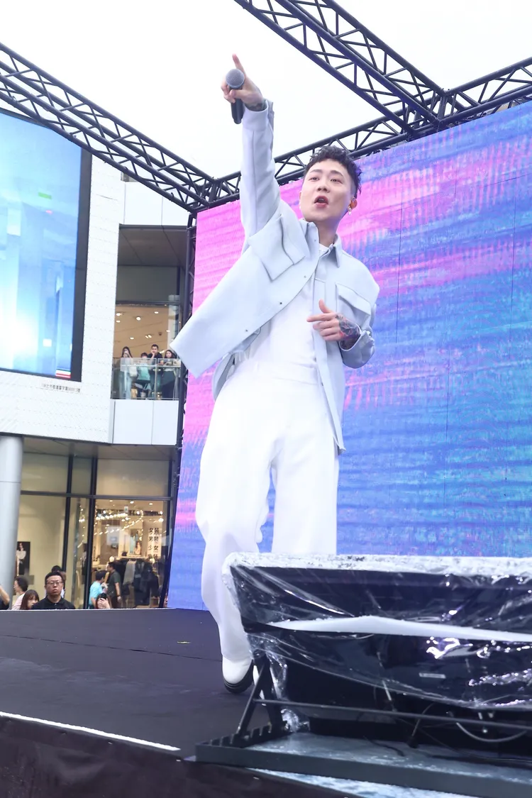 蕭秉治用好聲音征服樂迷。娛樂中心攝