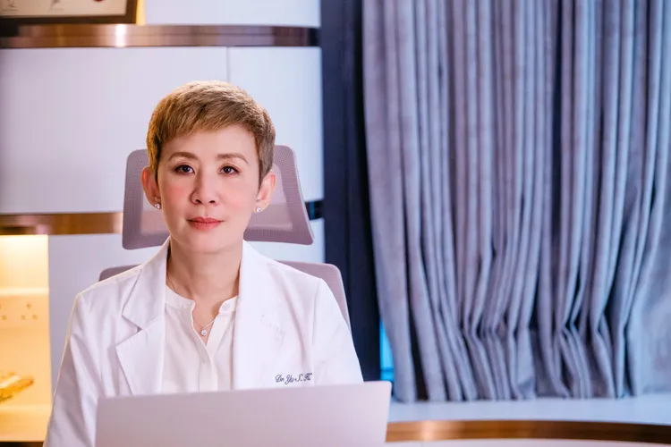 吳君如在新片《我談的那場戀愛》中飾演婦產科名醫。華映娛樂提供