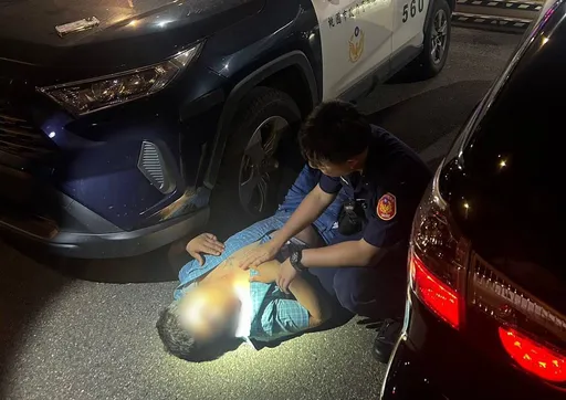 越籍男醉臥路邊 同鄉路過伸援手!載警所用「這招」聯繫友人接回