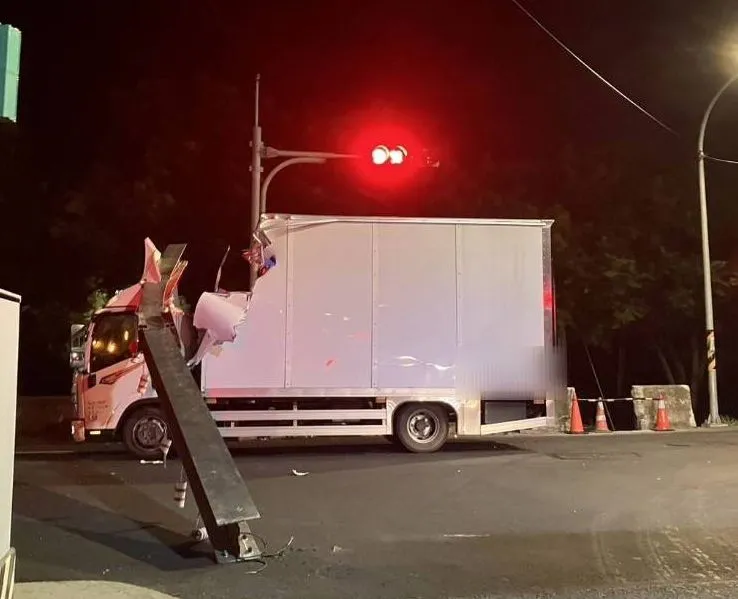 大貨車車頭被砸中。蘆竹警分局提供