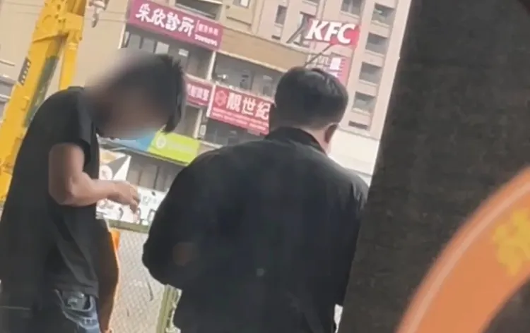 林姓車手等人前往銀行取款。警方提供