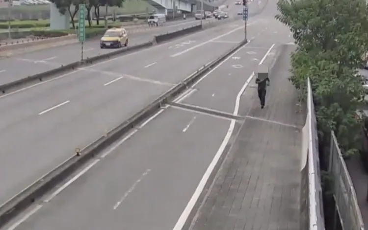 林男為了侵占皮夾衝刺。警方提供