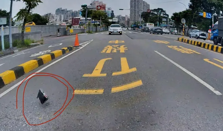葉姓駕駛忘了皮夾在車頂，行車間掉落。翻攝自我是板橋人