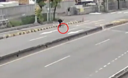 小客車行進間噴出皮夾 騎士拾取後卻有第三者殺出「皮夾是我的」侵占