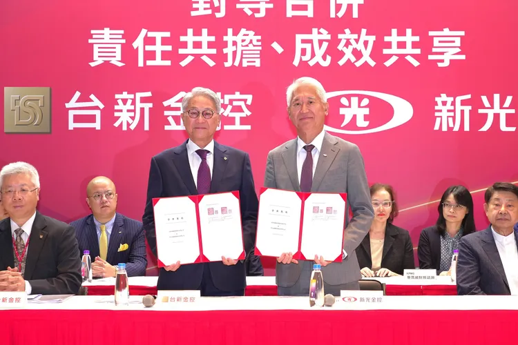 台新金控董事長吳東亮（中左）與新光金控董事長魏寶生（中右）日前共同出席換股合併計畫記者會。台新金提供