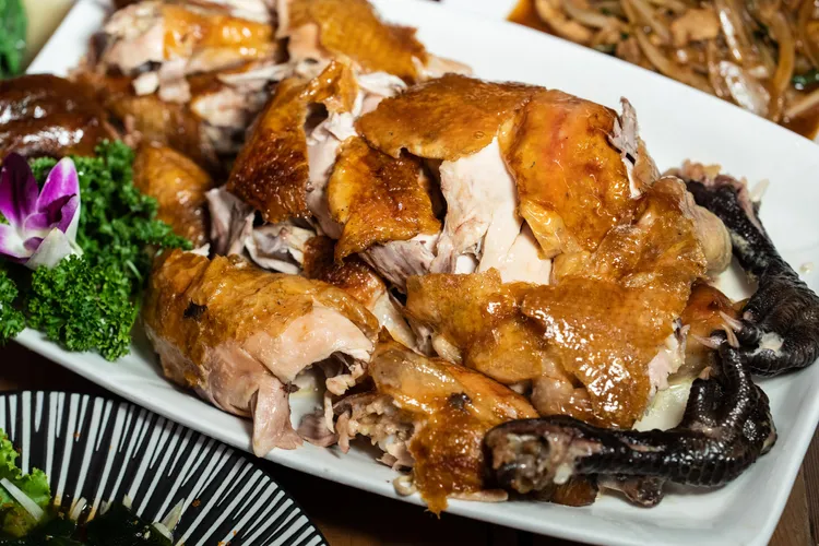 這次加碼主題周活動，桶仔雞、東山咖啡等在地農特產、美食都端上桌。南市府提供