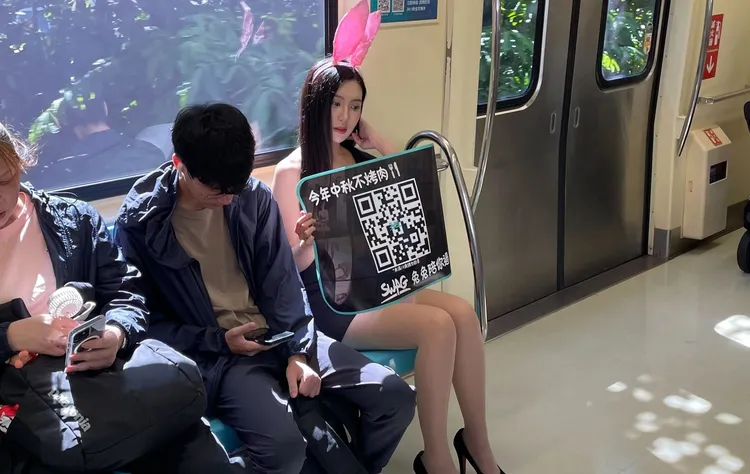SWAG兔女郎陪搭捷運。SWAG提供