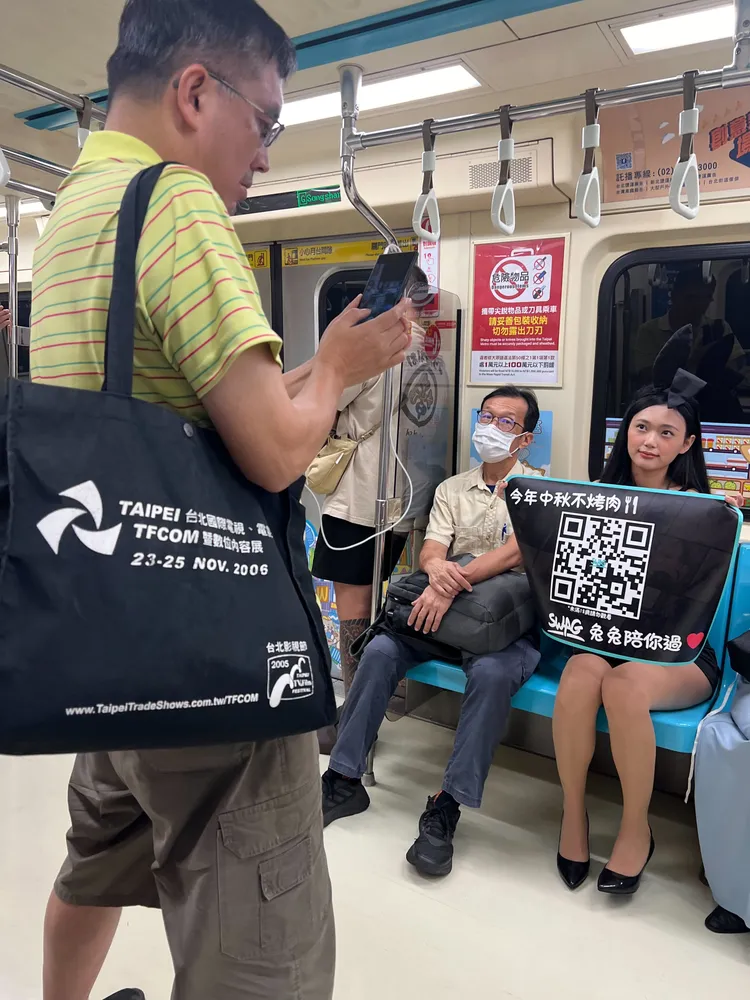 SWAG女郎吸引民眾拍照。SWAG提供