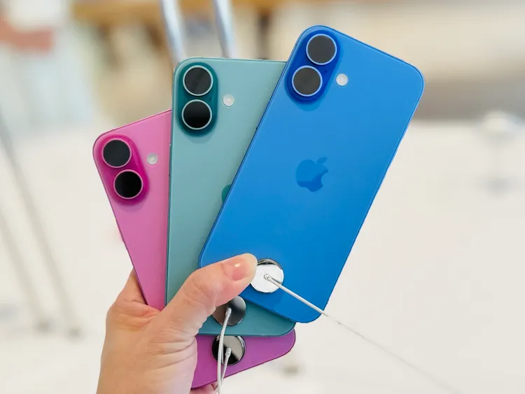 尤其是湛海藍（右）、湖水綠（中）與粉紅色（左）在相機模組附近還用更鮮艷的配色帶來跳色的活力感。趙筱文 攝