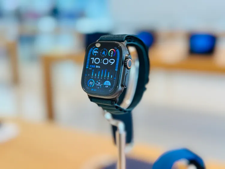 Apple Watch Ultra 2黑色鈦金屬新色，錶冠選用橘色的配色。趙筱文 攝