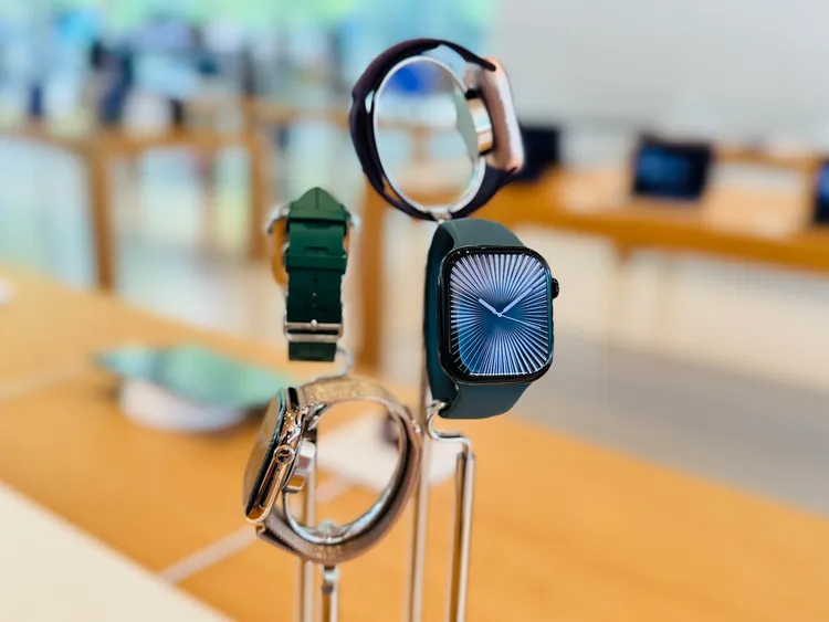 較前代更輕薄的S10搭載Apple 首款廣視角OLED顯示器，從傾斜角度觀看螢幕時，亮度比以往更高。趙筱文 攝