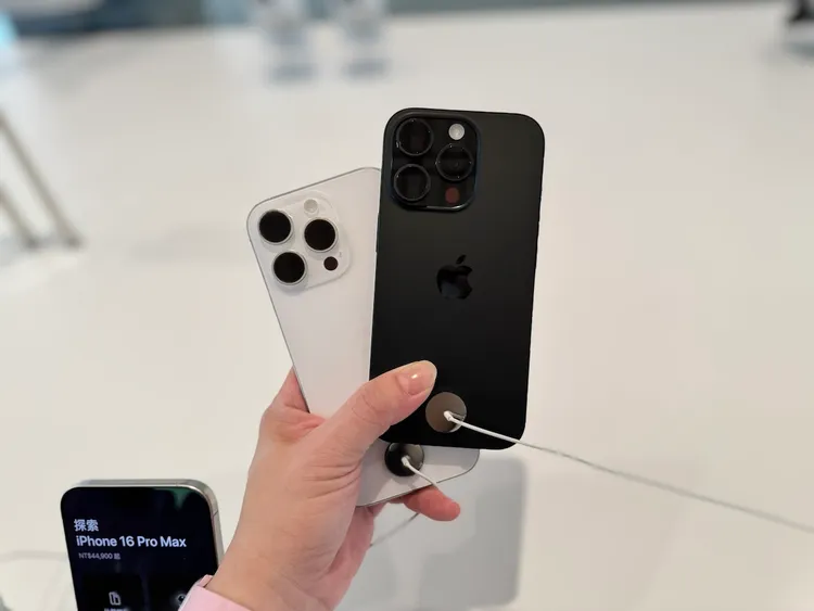 16 Pro黑白兩色對比前代，黑的變得更黑、白的也變得更白。趙筱文 攝