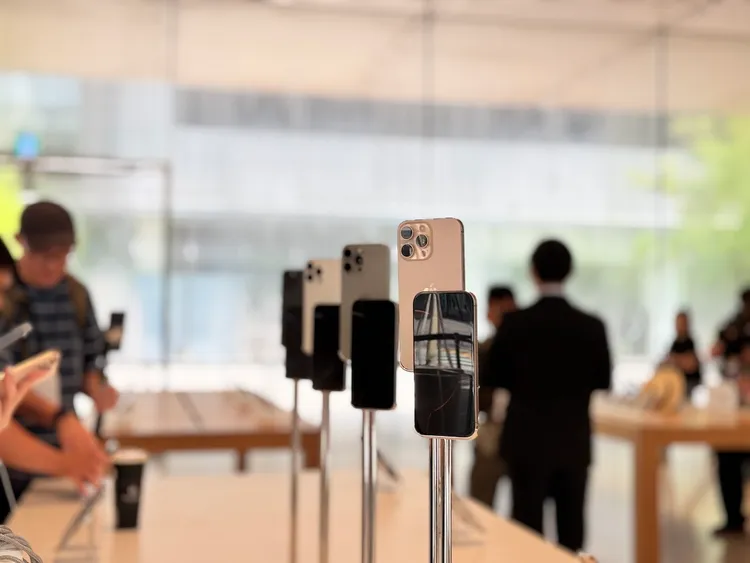 16 Pro系列這次沙漠鈦金屬新色屬於偏向粉嫩感的調色。趙筱文 攝