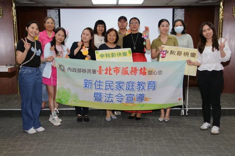 與會的學員共同製作中秋節慶吊飾。移民署提供